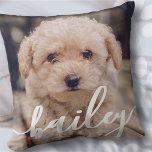 Coussin Nom et photo chic simple et élégant de l'animal de<br><div class="desc">Ce design simple et moderne est composé de typographie sans serif. Ajoutez une photo d'animal de compagnie personnalisée.</div>