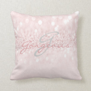 Coussin Nom Girly gris rose de monogramme d'argent de