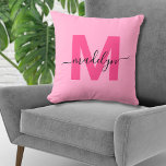 Coussin Nom initial rose chaud Monogramme<br><div class="desc">Cute Personnalisé Hot Rose Nom Initial Monogramme Lancer Oreiller Maison Décor. Ce chic coussin monogramme allie un style moderne minimaliste, épuré et simple à une ambiance sophistiquée et branchée, ce qui en fait une pièce d'accent polyvalente. Doté d'une initiale rose vif et d'un arrière - plan rose vif, avec un...</div>