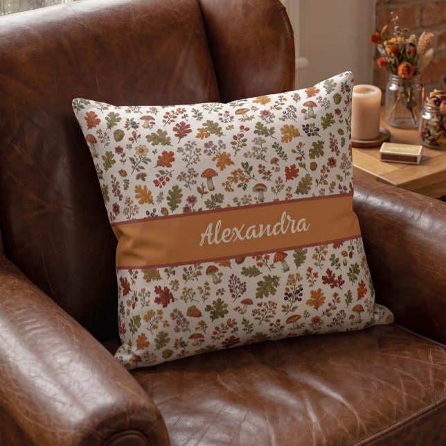 Coussin Nom Monogramme de Feuilles de Champignon Rustique  (Créateur téléchargé)