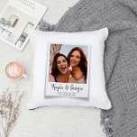 Coussin Nom personnalisé Bestie Photo Amis Soeurs BFF Fun<br><div class="desc">Faites briller l'amitié ! Ce coussin est assuré de tourner la tête et de voler le spectacle sur n'importe quel canapé. Allez-y, transformez les souvenirs en nuggets et dites "BFFs pour toujours" à chaque sieste ! ✨ Simple, moderne et amusant jetez l'oreiller avec votre photo dans un cadre blanc superposé...</div>