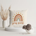 Coussin Nom personnalisé Boho Earth Tone Rainbow Sun<br><div class="desc">The Custom Name Boho Earth Tone Rainbow Sun coussin est une pièce unique et élégante de décoration intérieure qui combine des éléments bohème et terreux avec un soleil arc-en-ciel vibrant. En plus du graphisme frappant, l'oreiller de lancer peut également être customisé avec votre propre nom, ce qui en fait une...</div>