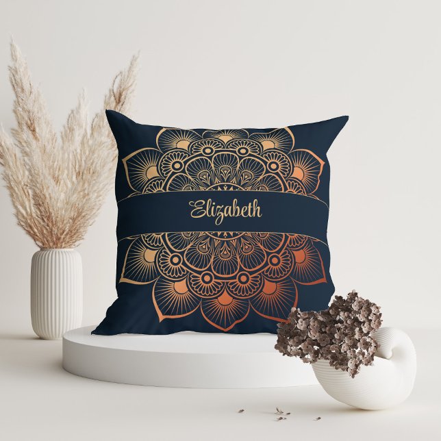 Coussin Nom personnalisé de la marine moderne Blue Mandala (Modern Navy Blue Mandala Custom Name Throw Pillow on white room with dry flowers.)