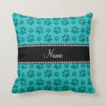 Coussin Nom personnalisé empreintes de pattes de chien tur<br><div class="desc">Nom personnalisé personnalisé turquoise/turquoise/aqua chien empreinte de patte motif (poster de animal) avec une bande de diamants noirs (pas de vrais diamants) personnalisée avec vos cadeaux de nom ou de monogramme ou vos initiales. De mignons cadeaux pour les amoureux de les chiens.</div>