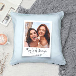 Coussin Nom personnalisé et texte Photo Amis Soeurs BFF Fu<br><div class="desc">Les objectifs de Squad ont besoin de mises à niveau confortables! Ce n'est pas le carré de votre grand-mère, c'est une fiesta de l'oreiller à jeter juste pour vos seins ! Imaginez vos noms et plaisanteries à l'intérieur dansant en couleurs vives sous votre photo la plus stupide - chaque câlin...</div>