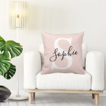 Coussin Nom personnalisé moderne Monogram Pastel Rose<br><div class="desc">Nom personnalisé moderne Monogram Pastel Rose</div>