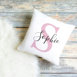 Coussin Nom personnalisé moderne Monogramme rose<br><div class="desc">Nom personnalisé moderne Monogramme rose</div>