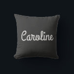 Coussin Nom personnalisé noir blanc Nom de script moderne<br><div class="desc">Cet oreiller à jetons personnalisable dispose d'un arrière - plan noir avec un nom de script blanc élégant pour un look intemporel et moderne. Parfait pour ajouter une touche personnelle à votre espace de vie, chambre ou bureau. Une bonne idée cadeau pour ceux qui aiment la décoration minimaliste avec une...</div>
