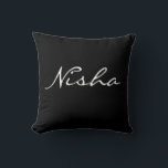 Coussin Nom personnalisé noir et blanc<br><div class="desc">Des oreillers jetables modernes et élégants. Personnalisez-le avec le nom de votre choix. Changez la couleur de l'arrière - plan ou laissez-la noire.</div>