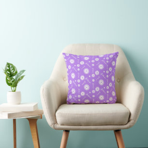 Coussin Nom personnalisé violet typographique fleurs blanc