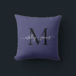 Coussin Noms de mariage élégants monogramme bleu marine éc<br><div class="desc">Oreiller de keepsake élégant avec vos noms et monogramme en calligraphie manuscrite élégante blanche et typographie moderne noire sur fond bleu marine. Ajoutez simplement vos noms et monogramme. Conçu exclusivement pour vous par Happy Dolphin Studio. Si vous avez besoin d'aide ou de produits assortis, veuillez nous contacter à happydolphinstudio@outlook.com. Nous...</div>