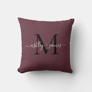 Coussin Noms de mariage élégants monogramme bordeaux Scrip