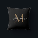 Coussin Noms de mariage élégants monogramme noir écriture<br><div class="desc">Oreiller souvenir à monogramme chic avec vos noms et monogramme en écriture calligraphique élégante blanche et typographie moderne or sur fond noir. Ajoutez simplement vos noms et monogramme. Conçu exclusivement pour vous par Happy Dolphin Studio. Si vous avez besoin d'aide ou de produits assortis, veuillez nous contacter à happydolphinstudio@outlook.com. Nous...</div>