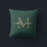 Coussin Noms de script de monogramme d'or élégant Mariage<br><div class="desc">Oreiller de conservation monogrammé chic avec vos noms et monogramme en calligraphie élégante écrite à la main en blanc et typographie moderne or sur un fond vert foncé. Ajoutez simplement vos noms et monogramme. Conçu exclusivement pour vous par Happy Dolphin Studio. Si vous avez besoin d'aide ou de produits assortis,...</div>