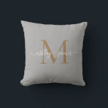 Coussin Noms élégants de monogramme d'or écriture mariage<br><div class="desc">Oreiller de conservation élégant avec monogramme avec vos noms et monogramme en écriture calligraphiée élégante blanche et typographie moderne dorée sur fond gris. Ajoutez simplement vos noms et monogramme. Conçu exclusivement pour vous par Happy Dolphin Studio. Si vous avez besoin d'aide ou de produits assortis, veuillez nous contacter à happydolphinstudio@outlook.com....</div>