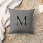 Coussin Noms personnalisés de monogramme de mariage<br><div class="desc">Oreiller de keepsake élégant avec vos noms et monogramme en écriture manuscrite élégante blanche et typographie moderne noire sur un fond gris foncé. Ajoutez simplement vos noms et monogramme. Conçu exclusivement pour vous par Happy Dolphin Studio. Si vous avez besoin d'aide ou de produits assortis, veuillez nous contacter via notre...</div>