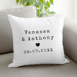 Coussin Noms personnalisés et date d'anniversaire de maria<br><div class="desc">Créez votre propre cadeau d'anniversaire de mariage personnalisé avec des noms et une date en typographie de machine à écrire.</div>