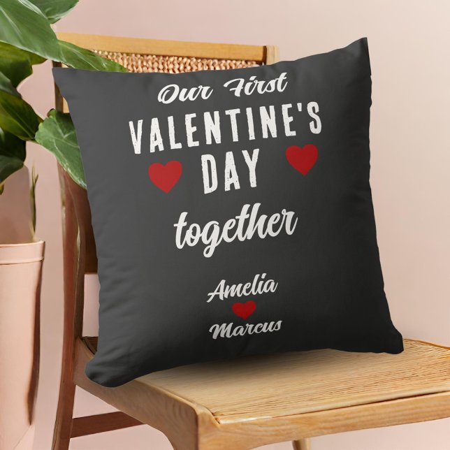 Coussin Notre première Saint-Valentin ensemble gris foncé (Créateur téléchargé)