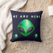 Coussin "Nous sommes ici" tête d'alien vert (Couverture)