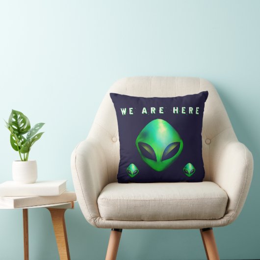 Coussin "Nous sommes ici" tête d'alien vert (Chaise)