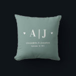 Coussin Nouveau Monogramme Sage Green Keepsaké<br><div class="desc">Cet oreiller de lancer offre un design minimaliste moderne avec un monogramme et le nom et la date du mariage des jeunes mariés. L'arrière - plan est vert sauge clair et peut être changé en n'importe quelle autre couleur foncée. Il s'agit d'un grand cadeau personnalisé pour les jeunes mariés.</div>