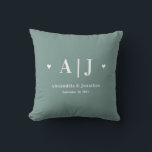 Coussin Nouveau Monogramme Sage Green Keepsaké<br><div class="desc">Cet oreiller de lancer offre un design minimaliste moderne avec un monogramme et le nom et la date du mariage des jeunes mariés. L'arrière - plan est vert sauge clair et peut être changé en n'importe quelle autre couleur foncée. Il s'agit d'un grand cadeau personnalisé pour les jeunes mariés.</div>