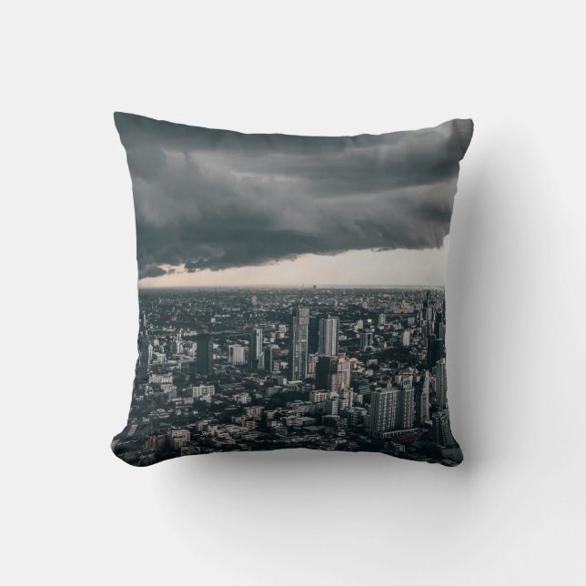 COUSSIN NUAGE FONCÉ AU-DESSUS DES BÂTIMENTS DE LA VILLE (Recto)