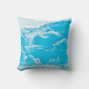 Coussin nuages blancs et ciel bleu vif arrière - plan, pan