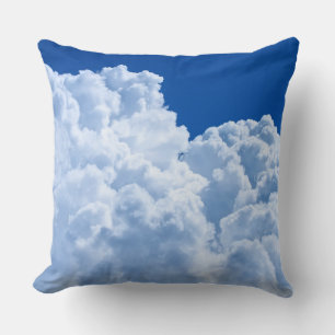 Coussin Nuages bouffants blancs dans le ciel bleu