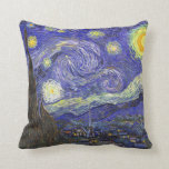 Coussin Nuit étoilée au-dessus de Rhone van Gogh Lancer l'<br><div class="desc">The Starry Night (Néerlandais : De sterrennacht) est un tableau de l'artiste post-impressionniste néerlandais Vincent van Gogh. Le tableau dépeint la vue à l'extérieur de la fenêtre de son sanitarium la nuit, bien qu'il ait été peint de mémoire pendant la journée. Depuis 1941, il est dans la collection permanente du...</div>