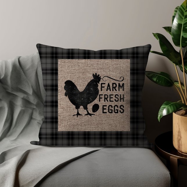 Coussin Œufs de ferme frais noir gris Poulet Burlap (Black checkered, burlap, and chicken, "Farm fresh eggs" decorator pillow.)