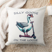 Coussin Oie bête sur l'oie perdue patinage sur scooter (Couverture)