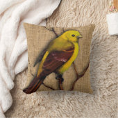 Coussin Oiseau de Tanager jaune sur Burlap, Branches, oeuv (Couverture)