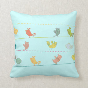 Coussin oiseaux géniaux sur un bleu de carreau de fil