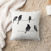 Coussin Oiseaux noirs à l'air porté par le fil (Couverture)