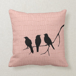 Coussin Oiseaux noirs sur le motif de zigzag rose