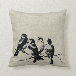 Coussin Oiseaux pelucheux vintages sur des branches