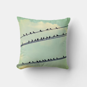 Coussin Oiseaux sur fil, ciel bleu vintage.