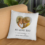 Coussin On t'aime maman | Photo du coeur à deux côtés<br><div class="desc">Une maman personnalisée lance un oreiller avec 2 photos de famille en forme de coeur mignon,  les mots "nous t'aimons maman",  et les noms des enfants. Peut être changé en n'importe quelle relation !</div>