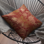 Coussin Or vintage Floral Sur Motif Paisley Rouge foncé<br><div class="desc">Des tons or élégants ornent le motif vintage paisley sur l'arrière - plan rouge foncé.</div>
