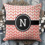 Coussin Orange Blanc Chevron Motif Monogram Bold Moderne<br><div class="desc">Ajoutez un peu de couleur et de style à votre canapé avec ce corail audacieux, chic, tendance et blanc avec un motif chevron noir moderne. Customisez cet oreiller à lancer avec votre monogramme initial. Aussi un grand cadeau pour un ami spécial! Il suffit de taper dans la lettre monogramme de...</div>