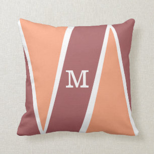 Coussin Orange géométrique décorée d'un monogramme Marsala