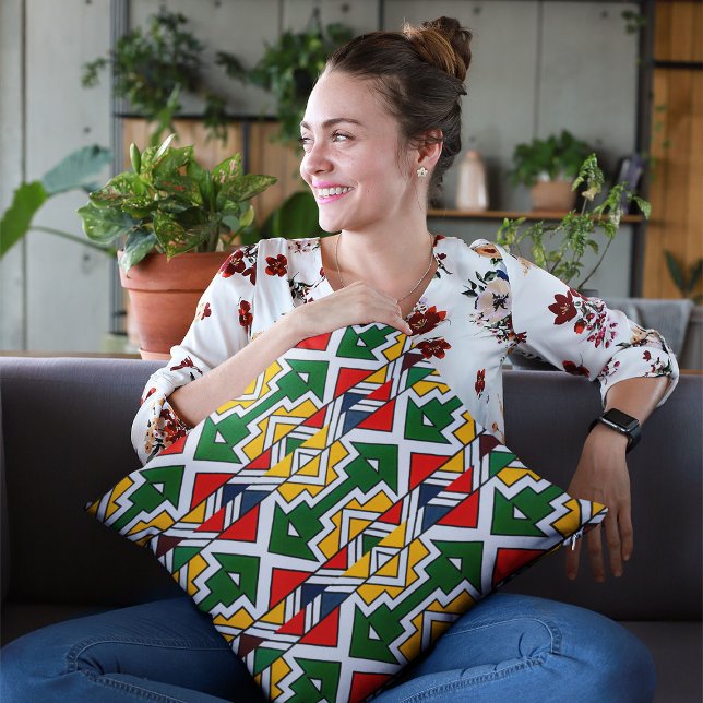 Coussin Organisation ethnique africaine Motif Culture afri (African Pattern Ethnic Ornament Africa Culture Throw Pillow Young Woman Sitting on Coach)