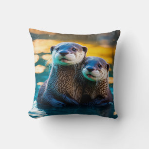 Coussin Otterly in Love : Bébé Otters serrés dans les eaux