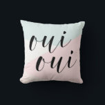 Coussin Oui Oui Moderne Calligraphie Blush & Blue Geometry<br><div class="desc">Coussin moderne avec calligraphie moderne et motif géométrique. Cette coussin est un parfait accent pour n'importe quelle chambre. Ce design est disponible en variété de couleurs et de produits.</div>