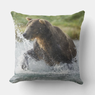 Coussin Ours brun poursuivant le saumon dans la rivière