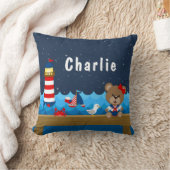 Coussin Ours de fille nautique rouge et marine (Couverture)
