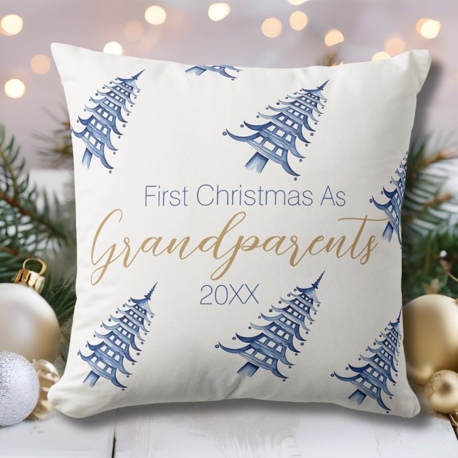 Coussin Pagode Bleu Blanc Arbre de Noël Premier Noël (Blue White Pagoda Christmas Tree First Christmas Throw Pillow)
