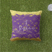 Coussin Pailleté de feuille d'or violet Monogramme Initial (Herbe)