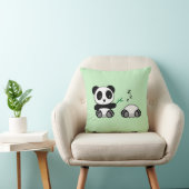 Coussin Paire de mignons petits pandas sur vert (Chaise)